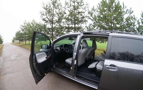 Toyota Sienna III, 2017 год, 2 800 000 рублей, 5 фотография