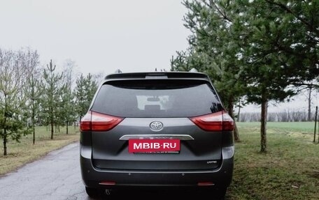 Toyota Sienna III, 2017 год, 2 800 000 рублей, 7 фотография