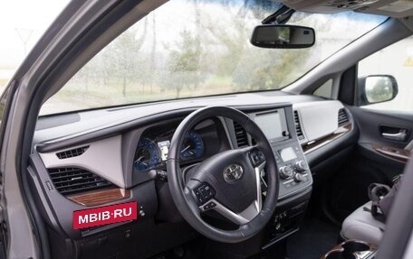 Toyota Sienna III, 2017 год, 2 800 000 рублей, 4 фотография