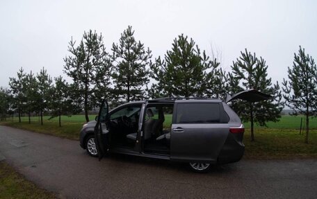 Toyota Sienna III, 2017 год, 2 800 000 рублей, 9 фотография