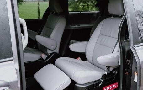 Toyota Sienna III, 2017 год, 2 800 000 рублей, 3 фотография