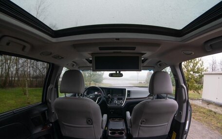 Toyota Sienna III, 2017 год, 2 800 000 рублей, 11 фотография