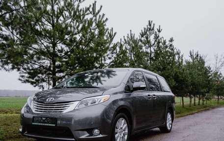 Toyota Sienna III, 2017 год, 2 800 000 рублей, 14 фотография