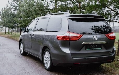 Toyota Sienna III, 2017 год, 2 800 000 рублей, 13 фотография