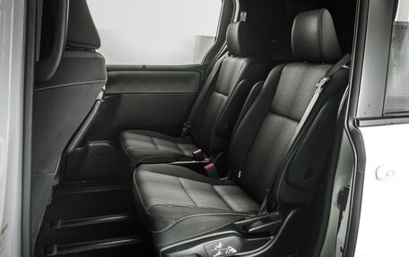 Toyota Noah III, 2017 год, 2 469 000 рублей, 7 фотография