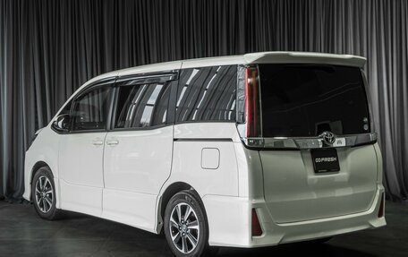 Toyota Noah III, 2017 год, 2 469 000 рублей, 2 фотография