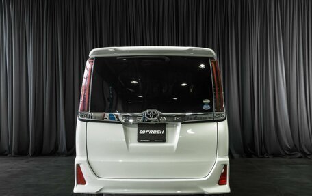 Toyota Noah III, 2017 год, 2 469 000 рублей, 4 фотография