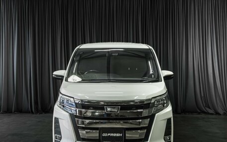 Toyota Noah III, 2017 год, 2 469 000 рублей, 3 фотография