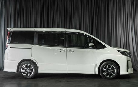 Toyota Noah III, 2017 год, 2 469 000 рублей, 5 фотография