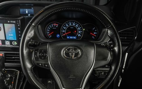 Toyota Noah III, 2017 год, 2 469 000 рублей, 13 фотография