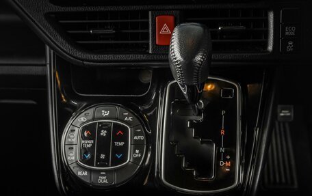 Toyota Noah III, 2017 год, 2 469 000 рублей, 17 фотография
