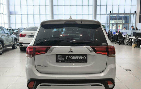 Mitsubishi Outlander III рестайлинг 3, 2022 год, 3 200 000 рублей, 10 фотография