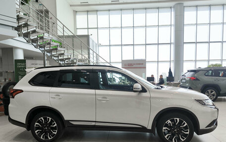 Mitsubishi Outlander III рестайлинг 3, 2022 год, 3 200 000 рублей, 8 фотография