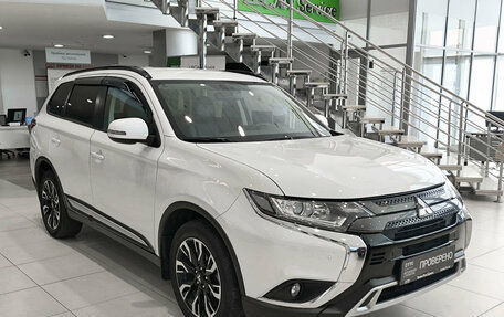 Mitsubishi Outlander III рестайлинг 3, 2022 год, 3 200 000 рублей, 7 фотография