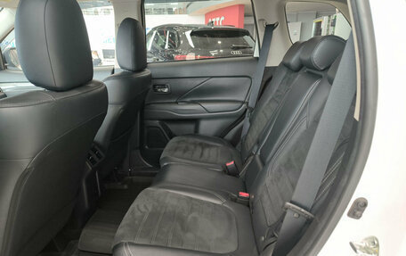 Mitsubishi Outlander III рестайлинг 3, 2022 год, 3 200 000 рублей, 16 фотография