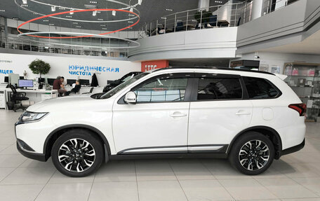 Mitsubishi Outlander III рестайлинг 3, 2022 год, 3 200 000 рублей, 12 фотография