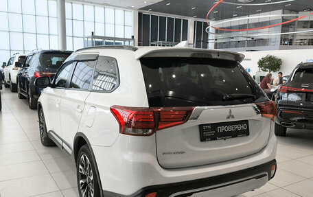 Mitsubishi Outlander III рестайлинг 3, 2022 год, 3 200 000 рублей, 11 фотография