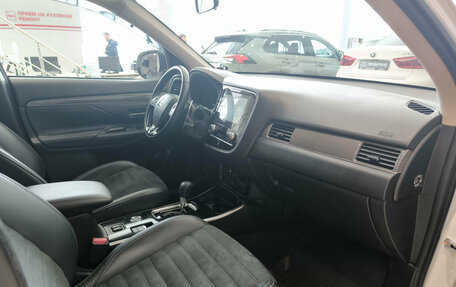 Mitsubishi Outlander III рестайлинг 3, 2022 год, 3 200 000 рублей, 15 фотография