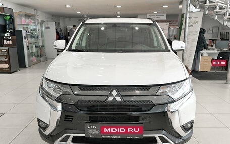 Mitsubishi Outlander III рестайлинг 3, 2022 год, 3 200 000 рублей, 6 фотография