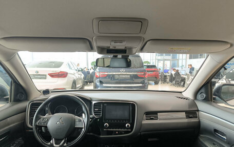Mitsubishi Outlander III рестайлинг 3, 2022 год, 3 200 000 рублей, 18 фотография