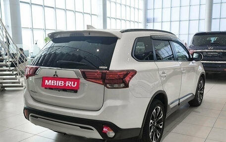 Mitsubishi Outlander III рестайлинг 3, 2022 год, 3 200 000 рублей, 9 фотография
