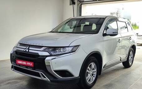 Mitsubishi Outlander III рестайлинг 3, 2017 год, 1 980 000 рублей, 1 фотография