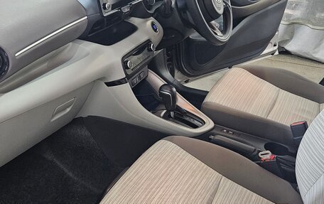Toyota Yaris, 2020 год, 1 800 000 рублей, 10 фотография