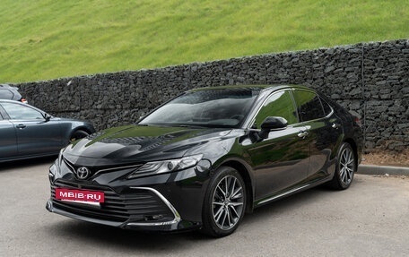 Toyota Camry, 2023 год, 3 380 000 рублей, 2 фотография