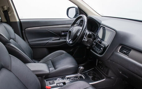 Mitsubishi Outlander III рестайлинг 3, 2019 год, 1 845 000 рублей, 10 фотография