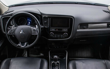 Mitsubishi Outlander III рестайлинг 3, 2019 год, 1 845 000 рублей, 14 фотография
