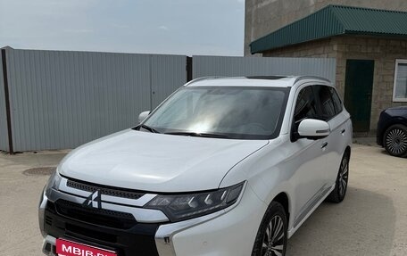 Mitsubishi Outlander III рестайлинг 3, 2022 год, 3 000 000 рублей, 1 фотография