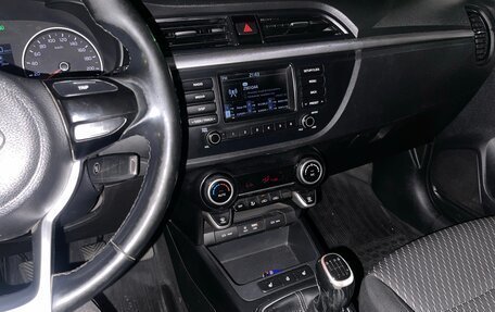 KIA Rio IV, 2018 год, 950 000 рублей, 5 фотография