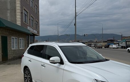 Mitsubishi Outlander III рестайлинг 3, 2022 год, 3 000 000 рублей, 3 фотография