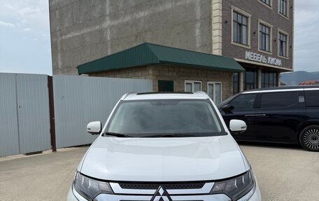 Mitsubishi Outlander III рестайлинг 3, 2022 год, 3 000 000 рублей, 2 фотография