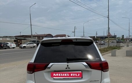 Mitsubishi Outlander III рестайлинг 3, 2022 год, 3 000 000 рублей, 7 фотография