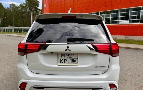 Mitsubishi Outlander III рестайлинг 3, 2022 год, 2 690 000 рублей, 3 фотография