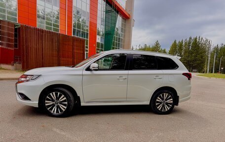 Mitsubishi Outlander III рестайлинг 3, 2022 год, 2 690 000 рублей, 2 фотография