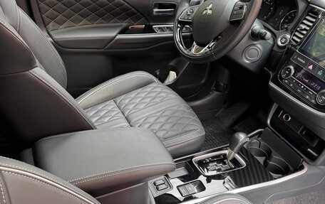 Mitsubishi Outlander III рестайлинг 3, 2022 год, 2 690 000 рублей, 7 фотография