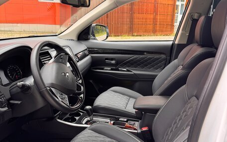 Mitsubishi Outlander III рестайлинг 3, 2022 год, 2 690 000 рублей, 10 фотография