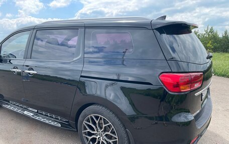 KIA Carnival III, 2019 год, 2 650 000 рублей, 3 фотография
