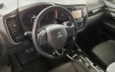 Mitsubishi Outlander III рестайлинг 3, 2017 год, 1 680 000 рублей, 10 фотография