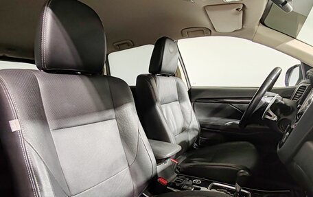 Mitsubishi Outlander III рестайлинг 3, 2017 год, 1 680 000 рублей, 13 фотография