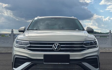 Volkswagen Tiguan II, 2022 год, 2 187 000 рублей, 2 фотография