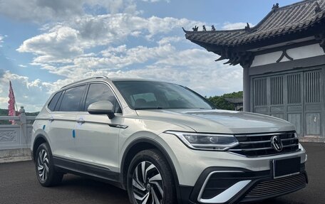 Volkswagen Tiguan II, 2022 год, 2 187 000 рублей, 3 фотография