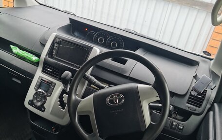 Toyota Noah III, 2010 год, 1 070 000 рублей, 16 фотография