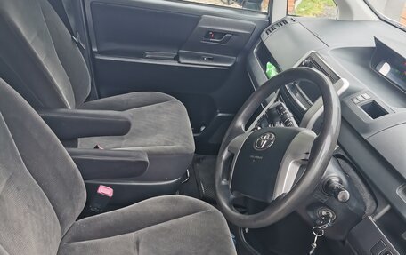 Toyota Noah III, 2010 год, 1 070 000 рублей, 13 фотография