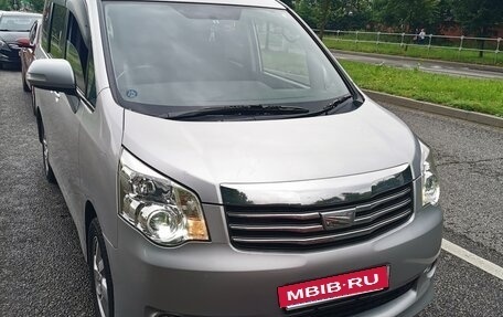 Toyota Noah III, 2010 год, 1 070 000 рублей, 12 фотография
