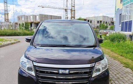 Toyota Noah III, 2015 год, 1 920 000 рублей, 2 фотография