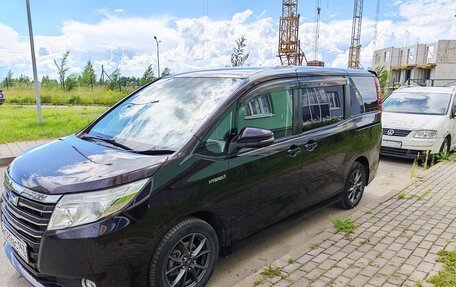 Toyota Noah III, 2015 год, 1 920 000 рублей, 3 фотография