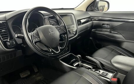 Mitsubishi Outlander III рестайлинг 3, 2019 год, 1 990 000 рублей, 10 фотография